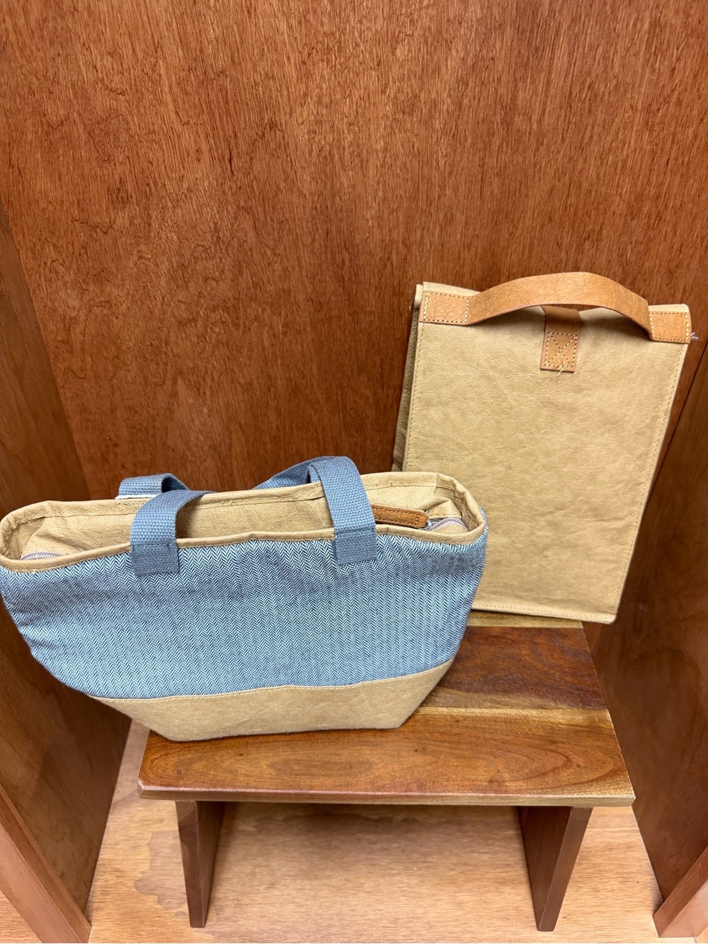 Out of the Woods His and Hers Lunch Bags. - Picture 4 of 8
